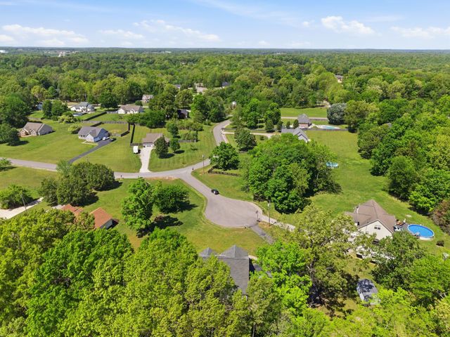302 Aubrey Ct, Burns, TN 37029