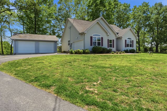 302 Aubrey Ct, Burns, TN 37029