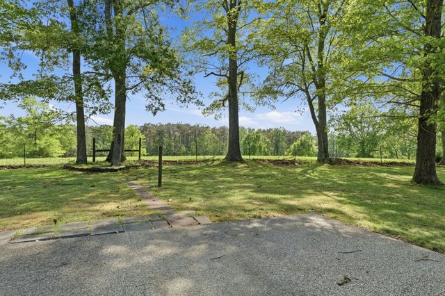 302 Aubrey Ct, Burns, TN 37029