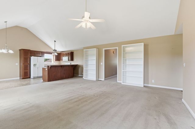 302 Aubrey Ct, Burns, TN 37029