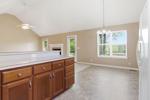 302 Aubrey Ct, Burns, TN 37029