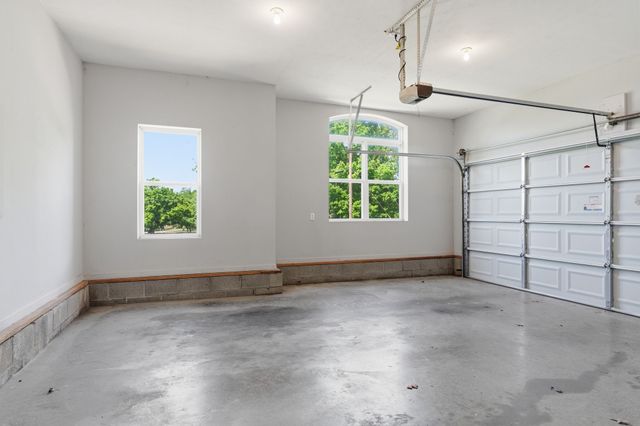 302 Aubrey Ct, Burns, TN 37029