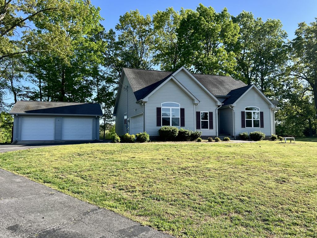 302 Aubrey Ct, Burns, TN 37029