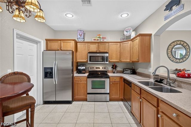 2406 Laurentina LN, Cape Coral, FL 33909