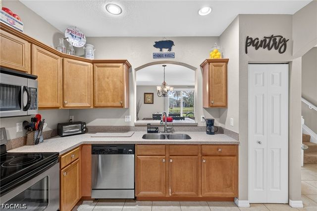 2406 Laurentina LN, Cape Coral, FL 33909