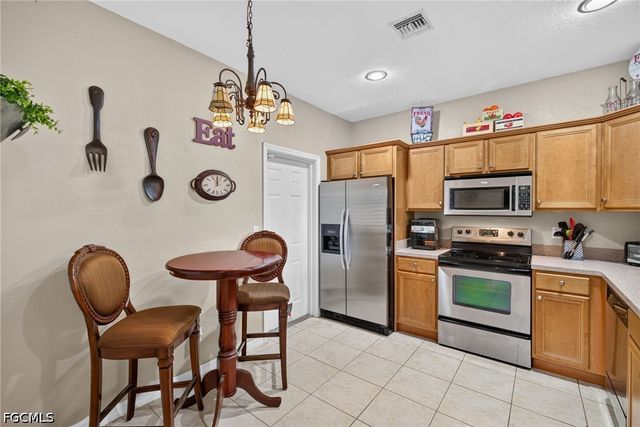 2406 Laurentina LN, Cape Coral, FL 33909
