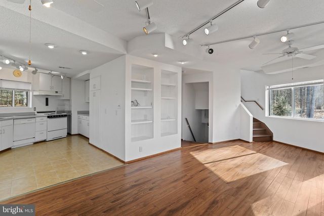 308 BRUSH LEAF LN, Mount Jackson, VA 22842