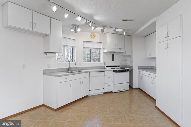 308 BRUSH LEAF LN, Mount Jackson, VA 22842