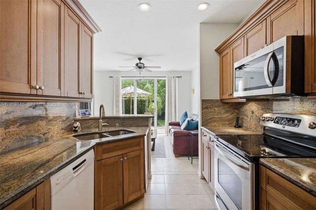 724 NW 170th Ter, Pembroke Pines, FL 33028