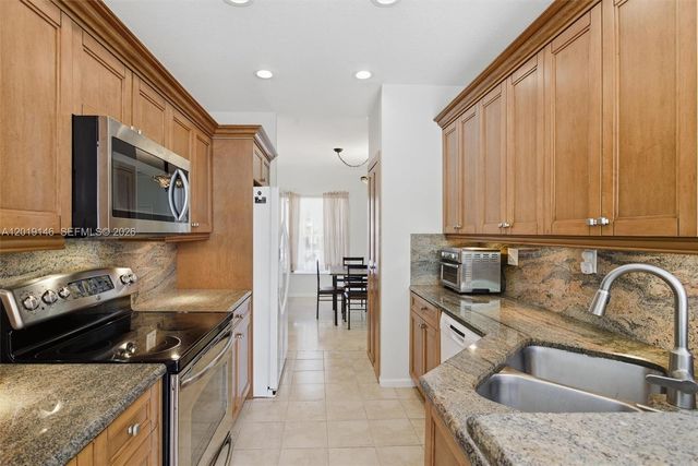 724 NW 170th Ter, Pembroke Pines, FL 33028