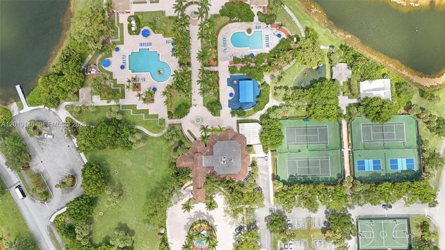 724 NW 170th Ter, Pembroke Pines, FL 33028