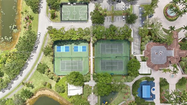 724 NW 170th Ter, Pembroke Pines, FL 33028