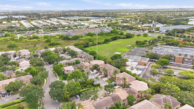 724 NW 170th Ter, Pembroke Pines, FL 33028