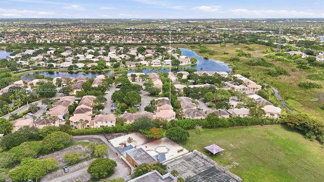 724 NW 170th Ter, Pembroke Pines, FL 33028