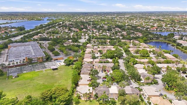 724 NW 170th Ter, Pembroke Pines, FL 33028