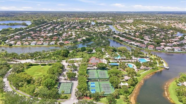 724 NW 170th Ter, Pembroke Pines, FL 33028