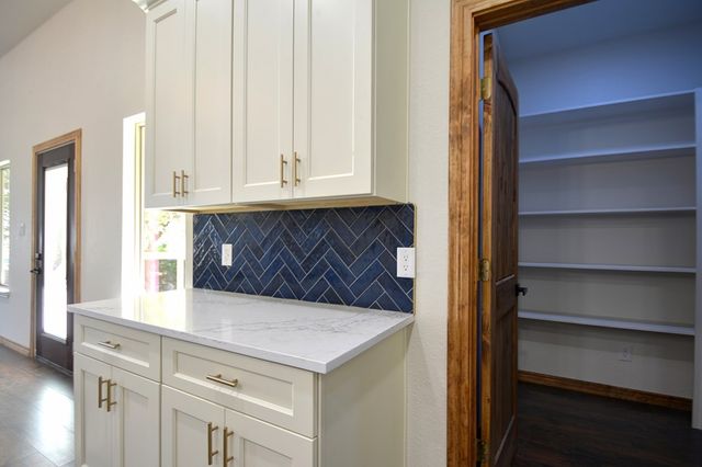 233 Old Oaks Path, Kerrville, TX 78028