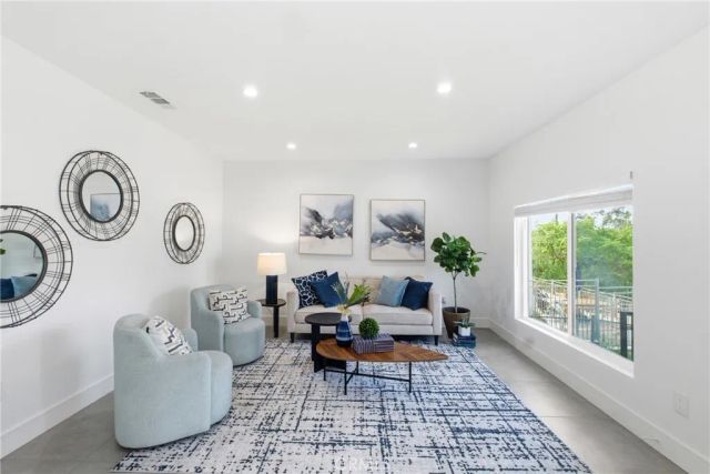 1364 S Ridgeley, Los Angeles, CA 90019