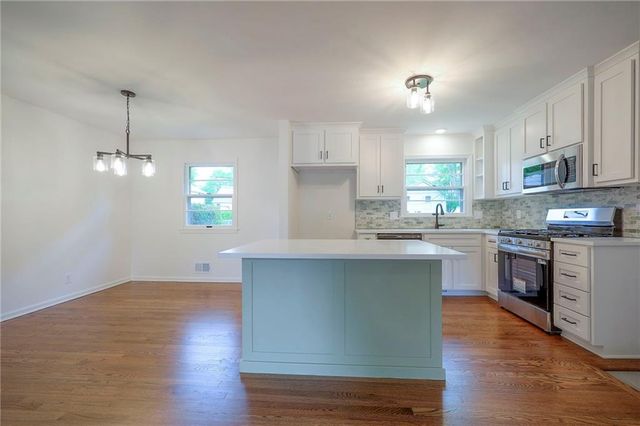 7622 W 97th Terrace, Overland Park, KS 66212