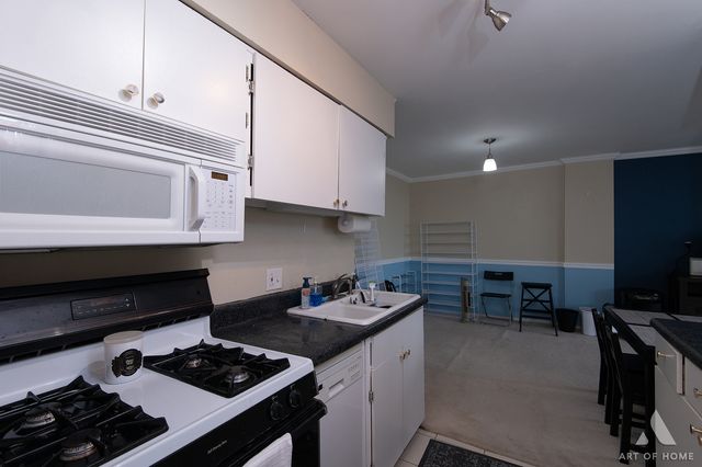 20 N Tower Road 9E, Oak Brook, IL 60523