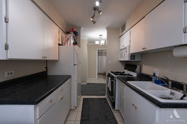 20 N Tower Road 9E, Oak Brook, IL 60523