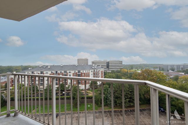 20 N Tower Road 9E, Oak Brook, IL 60523