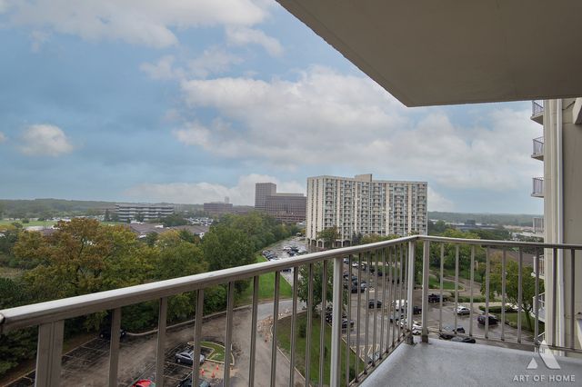 20 N Tower Road 9E, Oak Brook, IL 60523