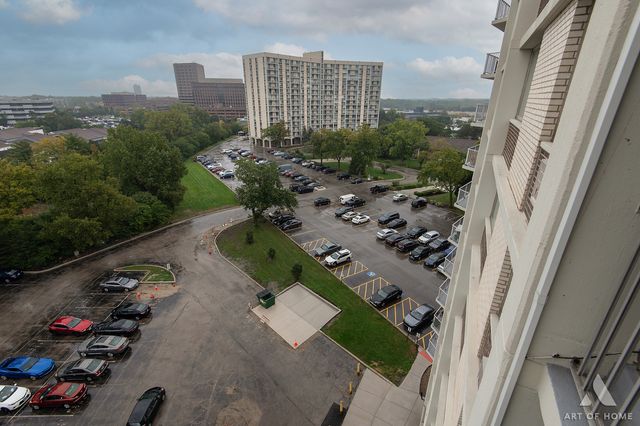20 N Tower Road 9E, Oak Brook, IL 60523
