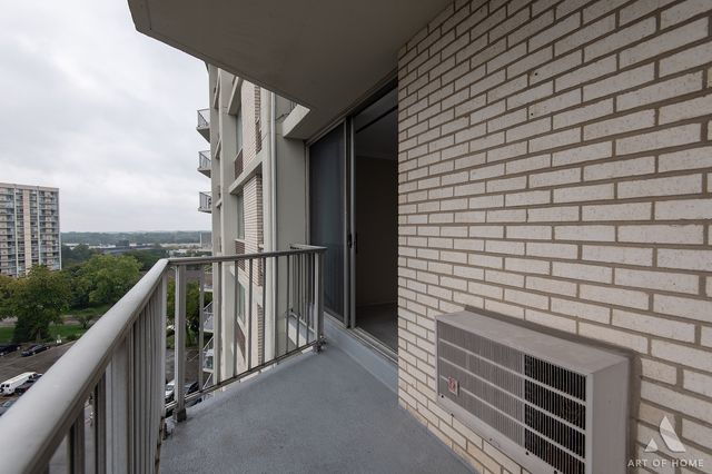 20 N Tower Road 9E, Oak Brook, IL 60523