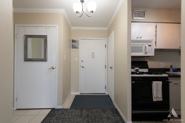 20 N Tower Road 9E, Oak Brook, IL 60523
