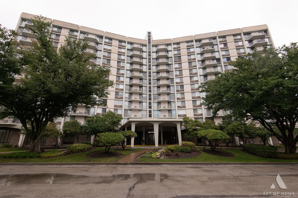 20 N Tower Road 9E, Oak Brook, IL 60523