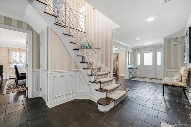 18 Woodland Road, Roslyn, NY 11576