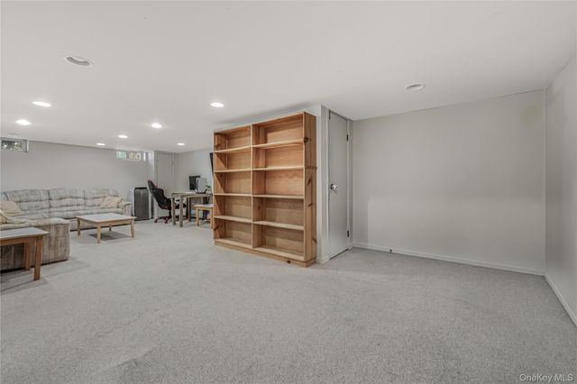 18 Woodland Road, Roslyn, NY 11576