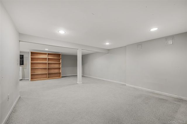 18 Woodland Road, Roslyn, NY 11576