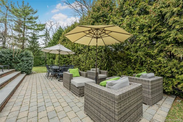 18 Woodland Road, Roslyn, NY 11576