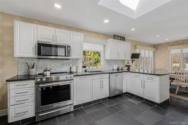 18 Woodland Road, Roslyn, NY 11576