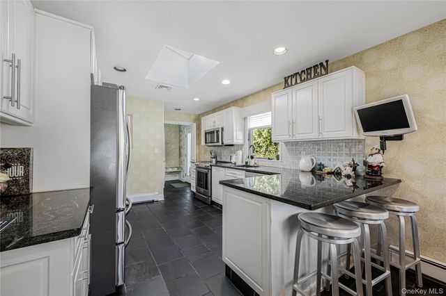 18 Woodland Road, Roslyn, NY 11576