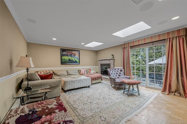 18 Woodland Road, Roslyn, NY 11576