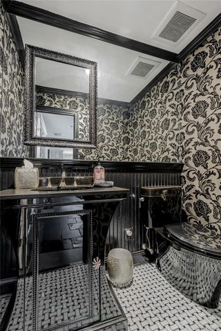 18 Woodland Road, Roslyn, NY 11576