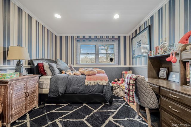 18 Woodland Road, Roslyn, NY 11576