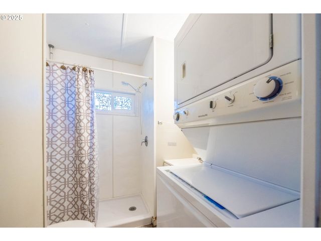 302 Se NEPTUNE Ave, Lincoln City, OR 97367