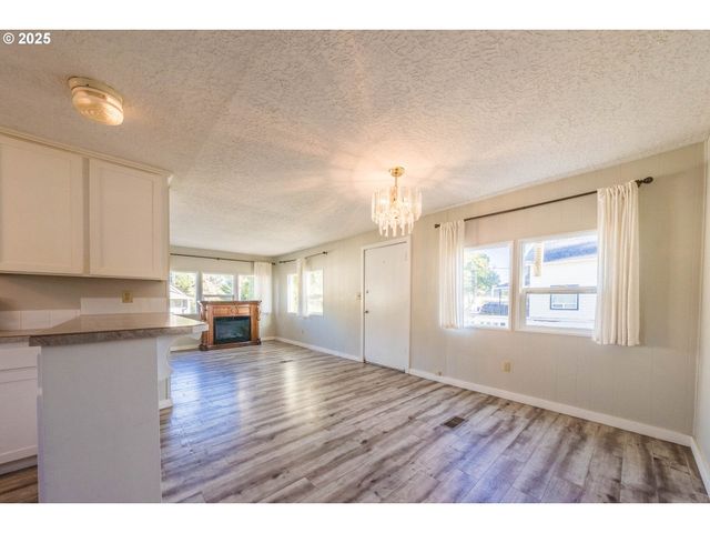 302 Se NEPTUNE Ave, Lincoln City, OR 97367