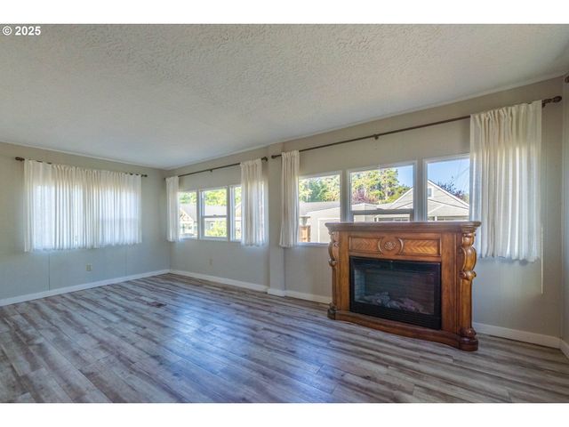 302 Se NEPTUNE Ave, Lincoln City, OR 97367