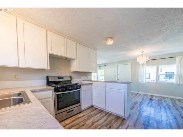 302 Se NEPTUNE Ave, Lincoln City, OR 97367