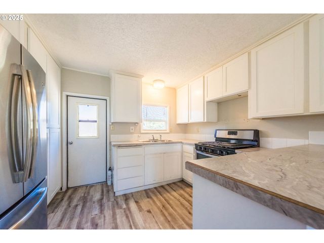 302 Se NEPTUNE Ave, Lincoln City, OR 97367