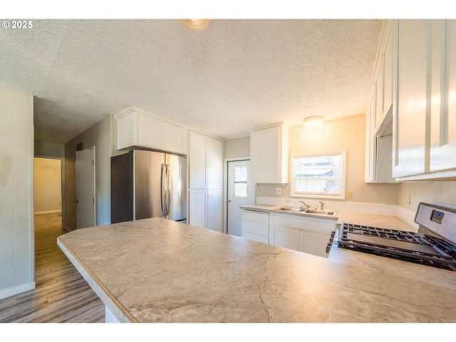 302 Se NEPTUNE Ave, Lincoln City, OR 97367