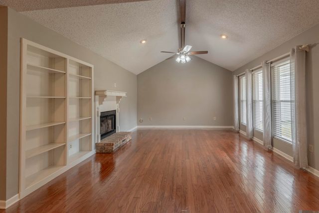 570 Bonarbridge Dr, Baton Rouge, LA 70808