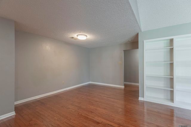 570 Bonarbridge Dr, Baton Rouge, LA 70808