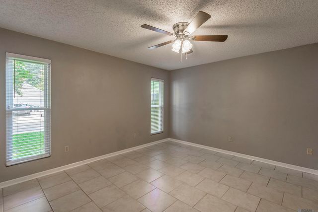 570 Bonarbridge Dr, Baton Rouge, LA 70808