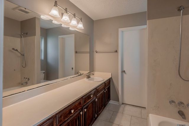 570 Bonarbridge Dr, Baton Rouge, LA 70808